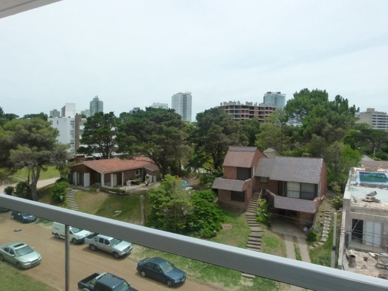 Departamento venta y alquiler en Edificio Chronos de Punta del Este, a pasos de la Playa Brava.